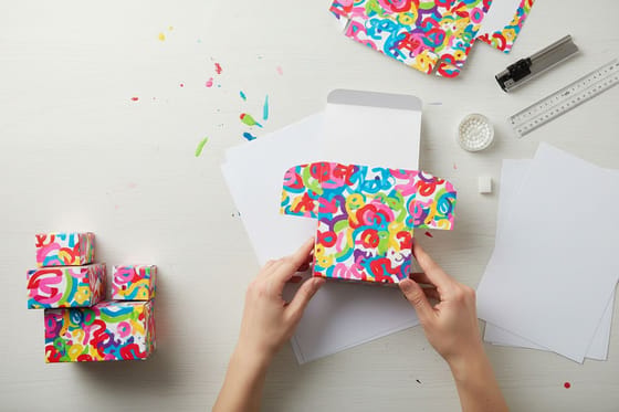 Folding carton packaging guide
